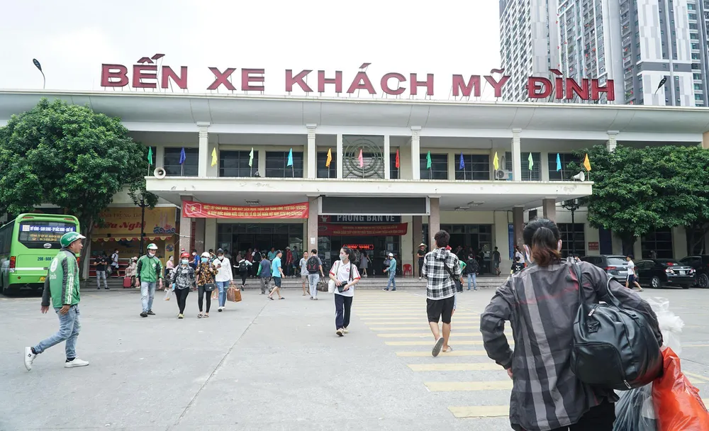 Ghi nhận tại một số bến xe khách ở Hà Nội như Mỹ Đình, Giáp Bát, Nước Ngầm... ngay từ đầu giờ chiều lượng hành khách đổ về đây khá đông đúc.
