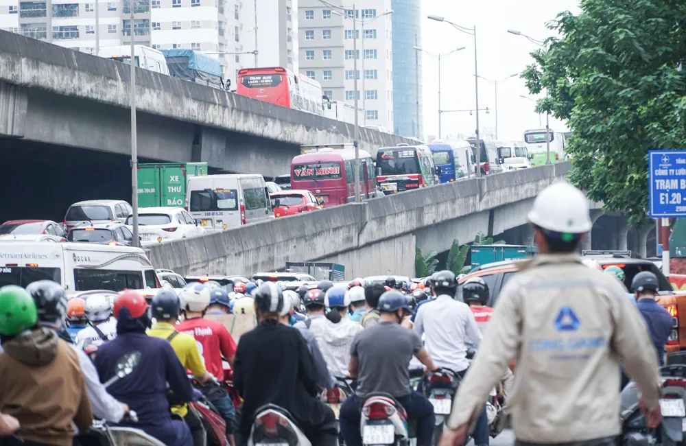 Từ 16 giờ chiều, đoạn đường hướng lên Vành đai 3 trên cao, giao thông ùn ứ nghiêm trọng. Được biết, hôm nay là ngày làm việc cuối cùng trong dịp nghỉ lễ 2-9, ngay sau khi xong việc, nhiều người đã tranh thủ trở về quê.