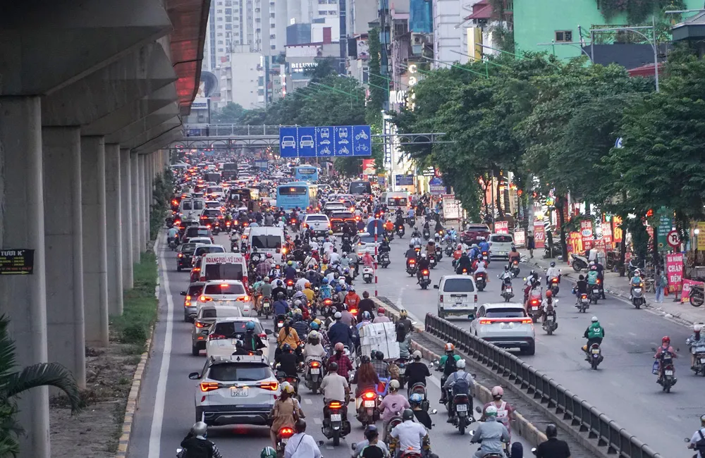 Về chiều tối, tuyến đường Nguyễn Trãi, hướng đi quốc lộ 6, giao thông tăng lên đáng kể.