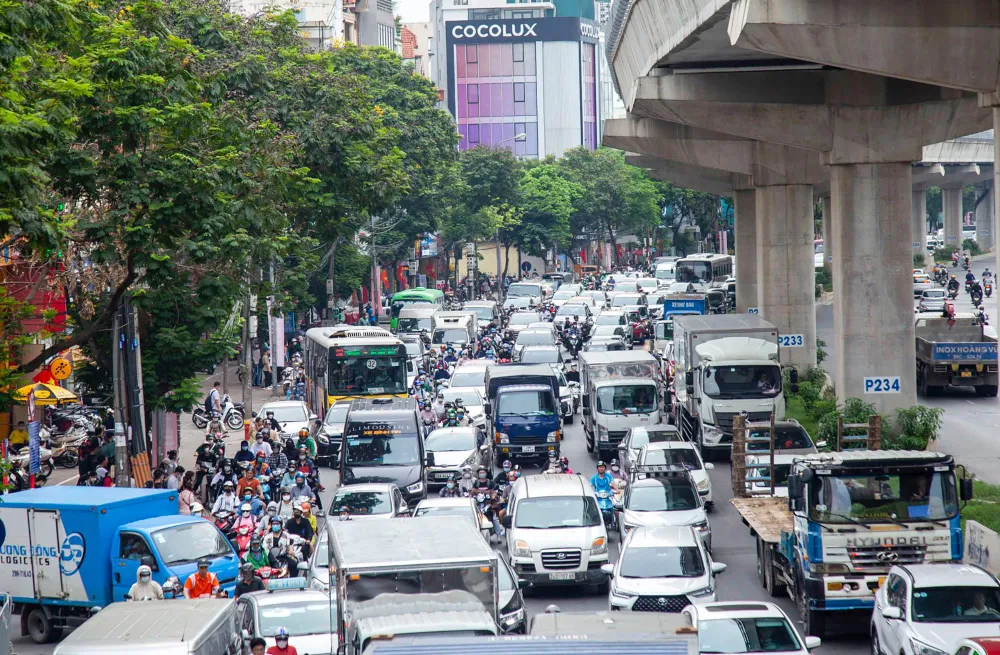 Ghi nhận trên nhiều tuyến đường cửa ngõ Thủ đô như: Hồ Tùng Mậu hướng về quốc lộ 32; Vành đai 3 hướng đi cao tốc Pháp Vân; Đường Nguyễn Trãi hướng về quốc lộ 6... ngay từ đầu giờ chiều 31-8 mật độ tham gia thông lớn, có lúc ùn tắc kéo dài.
