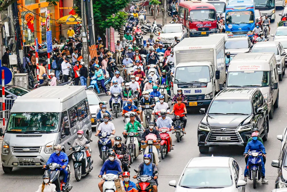 Hình ảnh ghi nhận trên đường Hồ Tùng Mậu, nhiều đoạn các dòng phương tiện chen chúc.