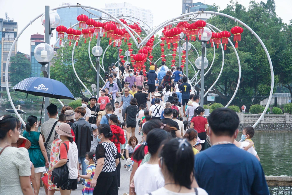 Phối hợp chặt chẽ với công an để đảm bảo giữ gìn an ninh trật tự. Đồng thời thực hiện phương án phân luồng từ xa khi lượng khách đột biến vào tham quan vườn thú đông.