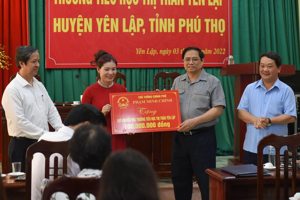 Thủ tướng đã trao tặng Quỹ khuyến học mỗi nhà trường 100 triệu đồng. Ảnh CTV