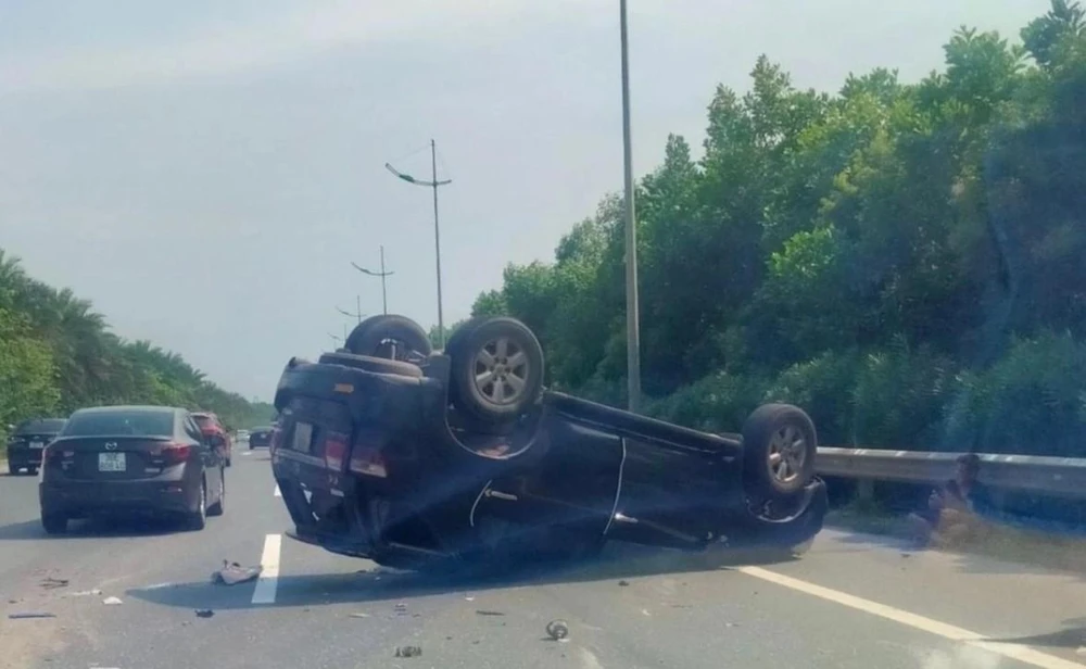 Hình ảnh chiếc xe ô tô lật đường Võ Nguyên Giáp hướng Nội Bài - Nhật Tân. Ảnh CTV