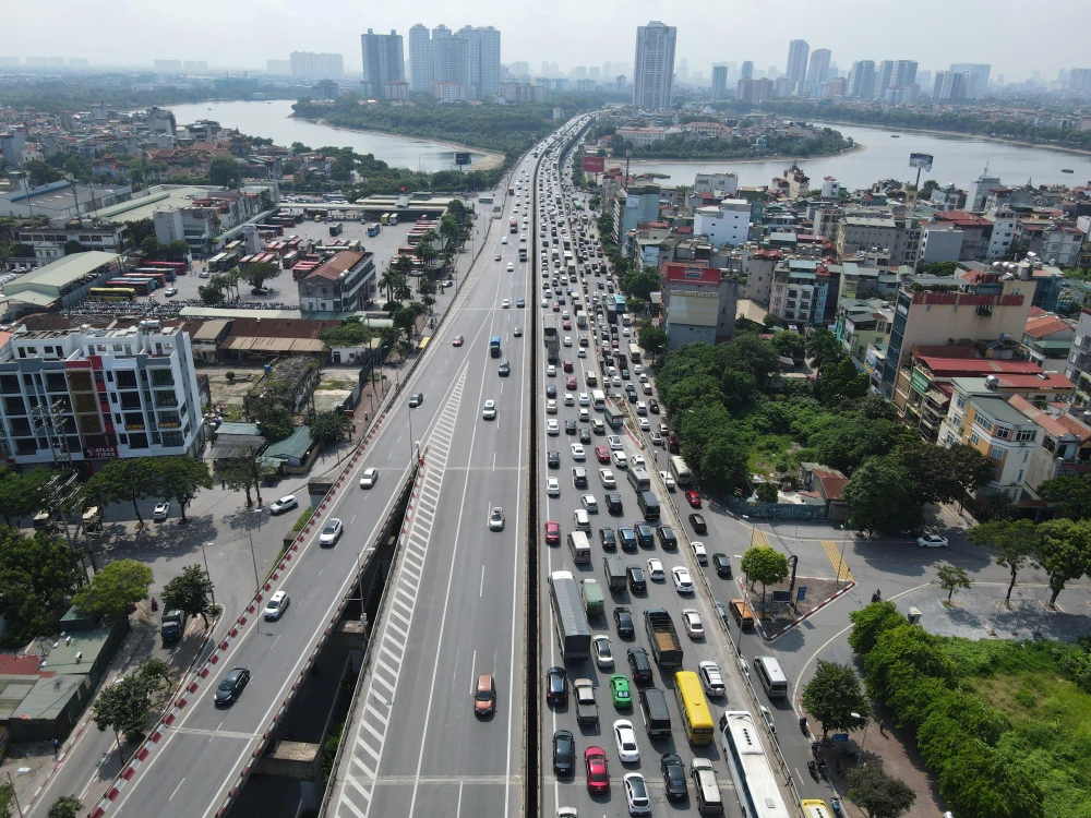 Cũng theo ghi nhận, tại nhiều tuyến đường cửa ngõ Thủ đô (hướng về trung tâm TP) tình hình giao thông mỗi lúc một nóng.