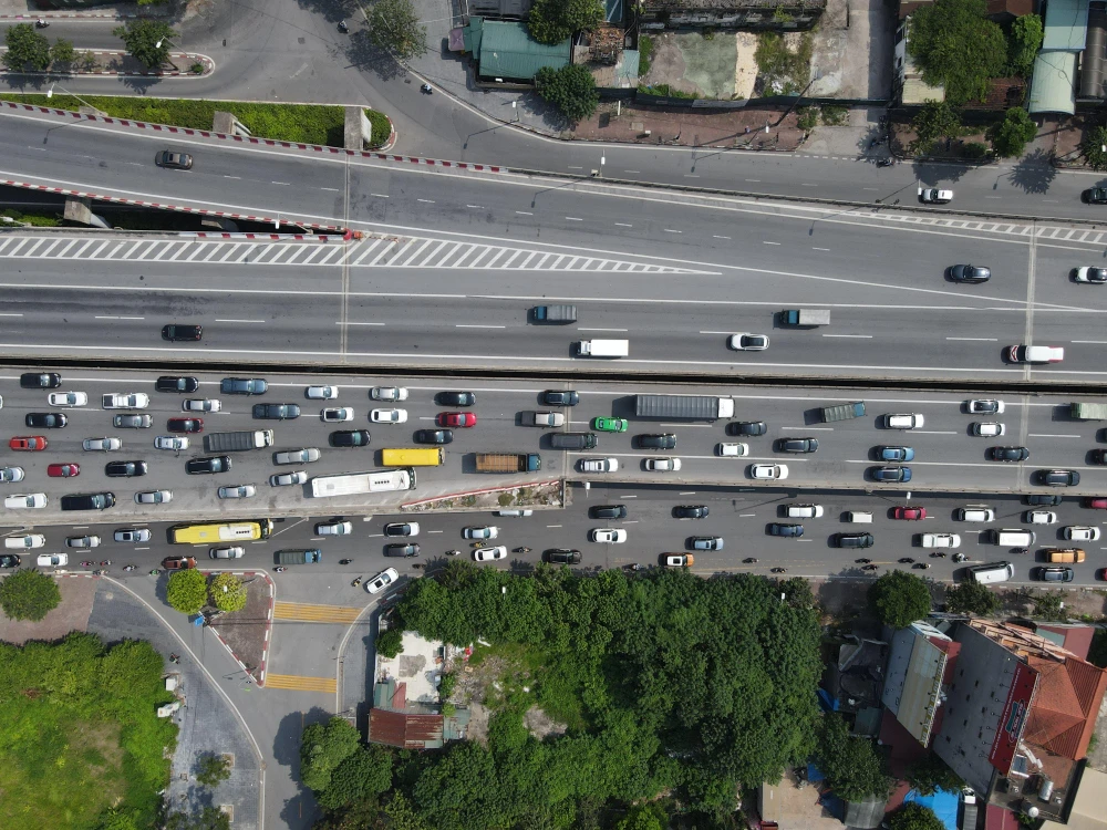 Sau kỳ nghỉ lễ kéo dài, hôm nay người dân bắt đầu quay trở lại Hà Nội để ngày mai bắt đầu những ngày làm việc đầu tiên.