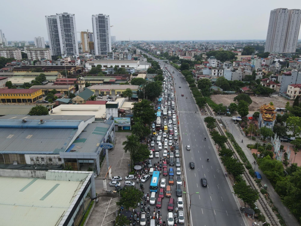 Dòng xe ùn ùn kéo dài theo hướng vào trung tâm Hà Nội.