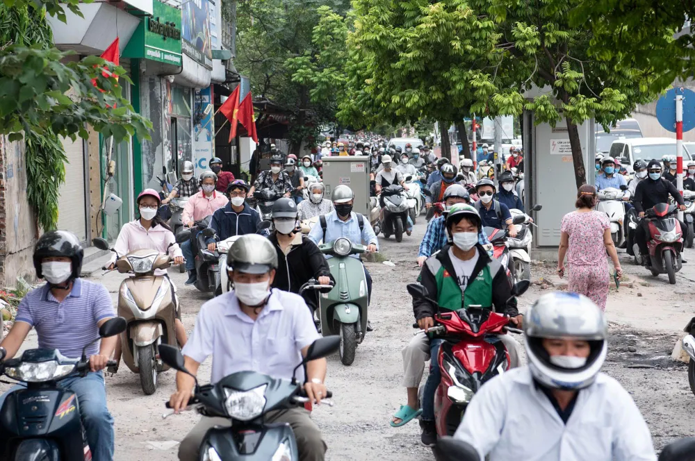 Phía dưới, nhiều người phải leo cả lên vỉa hè để đi cho kịp giờ làm. Phía dưới, nhiều người phải leo cả lên vỉa hè để đi cho kịp giờ làm.