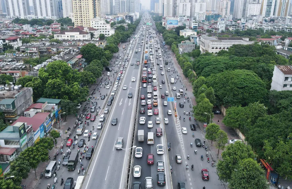Trên đường Vành đai 3, mật độ ô tô dày đặc. Trên đường Vành đai 3, mật độ ô tô dày đặc.