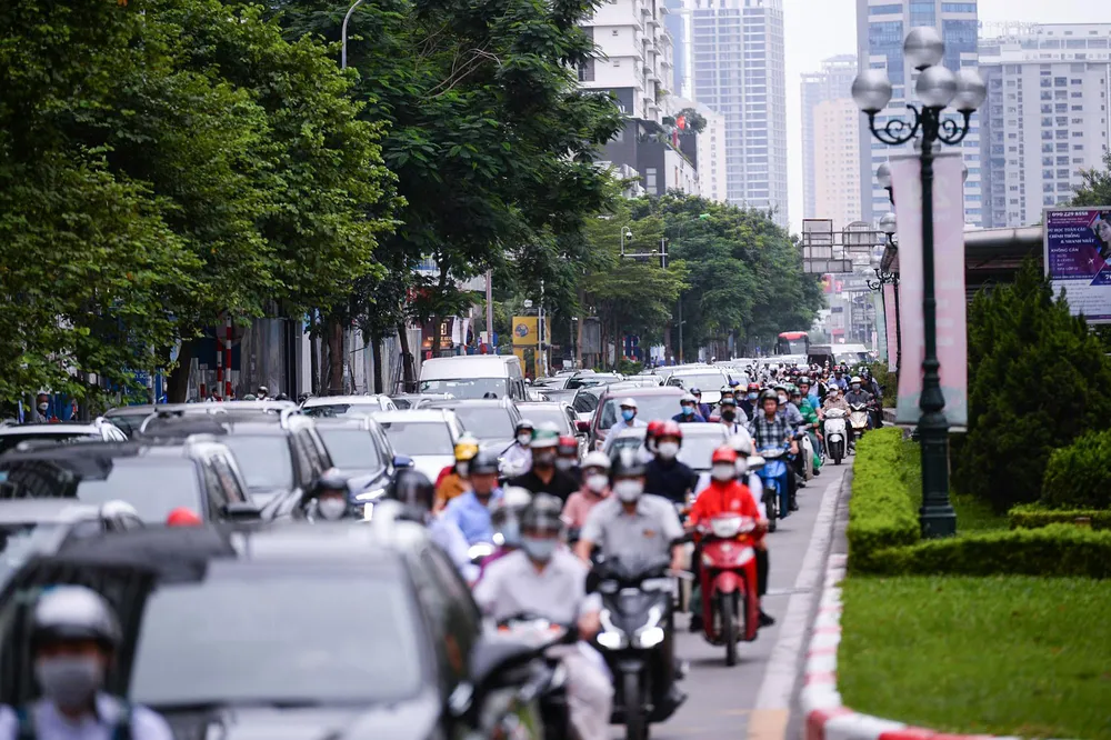 Vào mỗi dịp trước và sau lễ, tết, đường phố Hà Nội luôn "nóng" bởi các phương tiện giao thông. Vào mỗi dịp trước và sau lễ, tết, đường phố Hà Nội luôn "nóng" bởi các phương tiện giao thông.