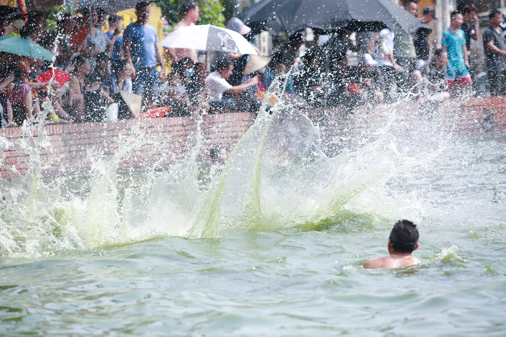 Màn rượt đuổi vịt của những chàng trai khiến nước bắn tung tóe. Màn rượt đuổi vịt của những chàng trai khiến nước bắn tung tóe.