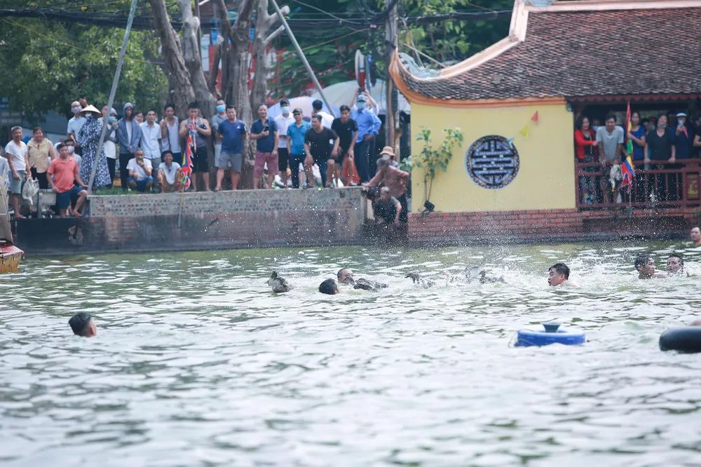 Trò chơi độc đáo hằng năm này đã thu hút nhiều người tham gia, đặc biệt là các nam thanh niên bơi giỏi. Trò chơi độc đáo hằng năm này đã thu hút nhiều người tham gia, đặc biệt là các nam thanh niên bơi giỏi.