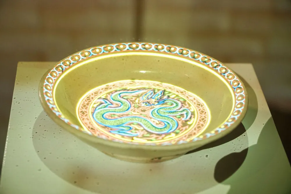 Lần đầu tiên công nghệ trình chiếu 3D mapping được giới thiệu, mô phỏng lại những hoa văn độc đáo của hiện vật để khách tham quan nhận diện rõ hơn về vẻ đẹp và tính sang quý của đồ gốm ngự dụng hoàng cung Thăng Long.