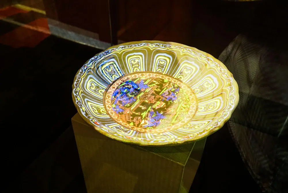 Việc kết hợp phương pháp trưng bày tĩnh và động, sử dụng ánh sáng nghệ thuật và công nghệ trình chiếu 3D mapping đã tạo hiệu ứng hấp dẫn, giúp công chúng cảm nhận tận cùng vẻ đẹp và giá trị đặc biệt của những báu vật hoàng cung.