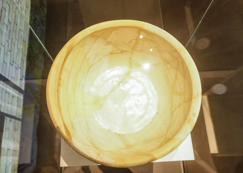 Trưng bày lựa chọn giới thiệu một số loại hình đồ gốm sứ tiêu biểu, đặc sắc trong Hoàng cung Thăng Long. Đó là những đồ dùng, vật dụng không thể thiếu, có vai trò rất quan trọng trong đời sống Hoàng cung, từ cuộc sống sinh hoạt thường nhật đến các yến tiệc của nhà vua và triều đình trong các dịp đại lễ, sinh nhật vua, lễ đăng quang của nhà vua...