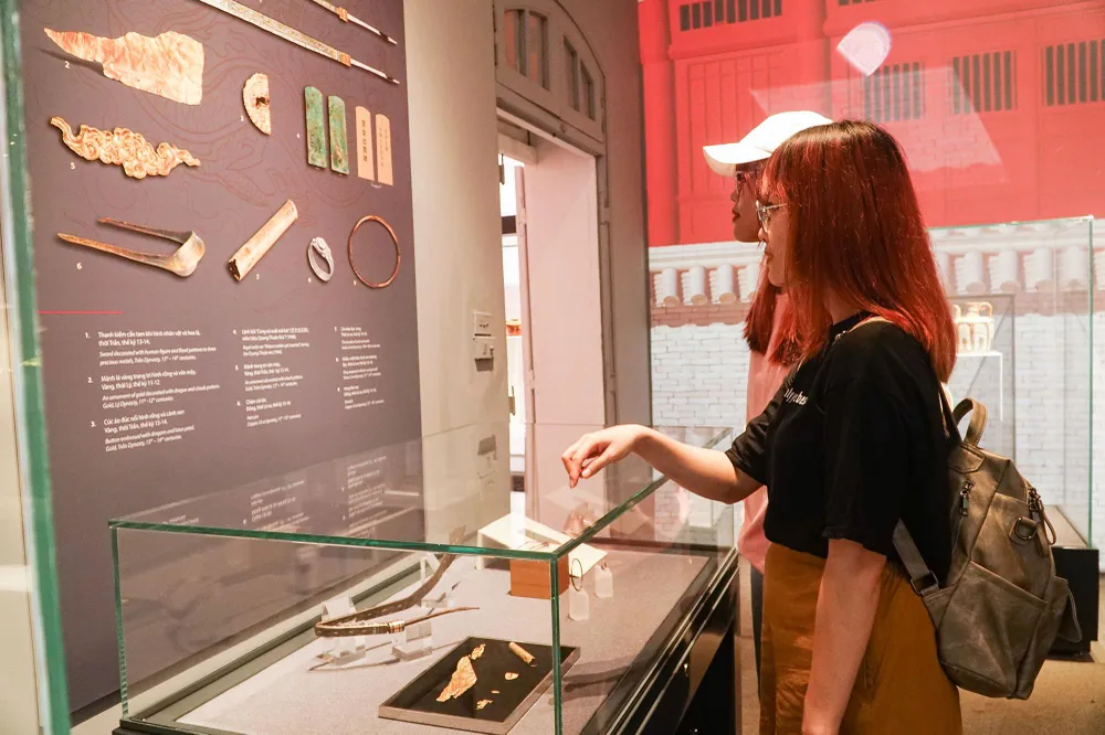 Các báu vật đều được giới thiệu tỉ mỉ, để du khách có thể nắm được thông tin và hiểu hơn.