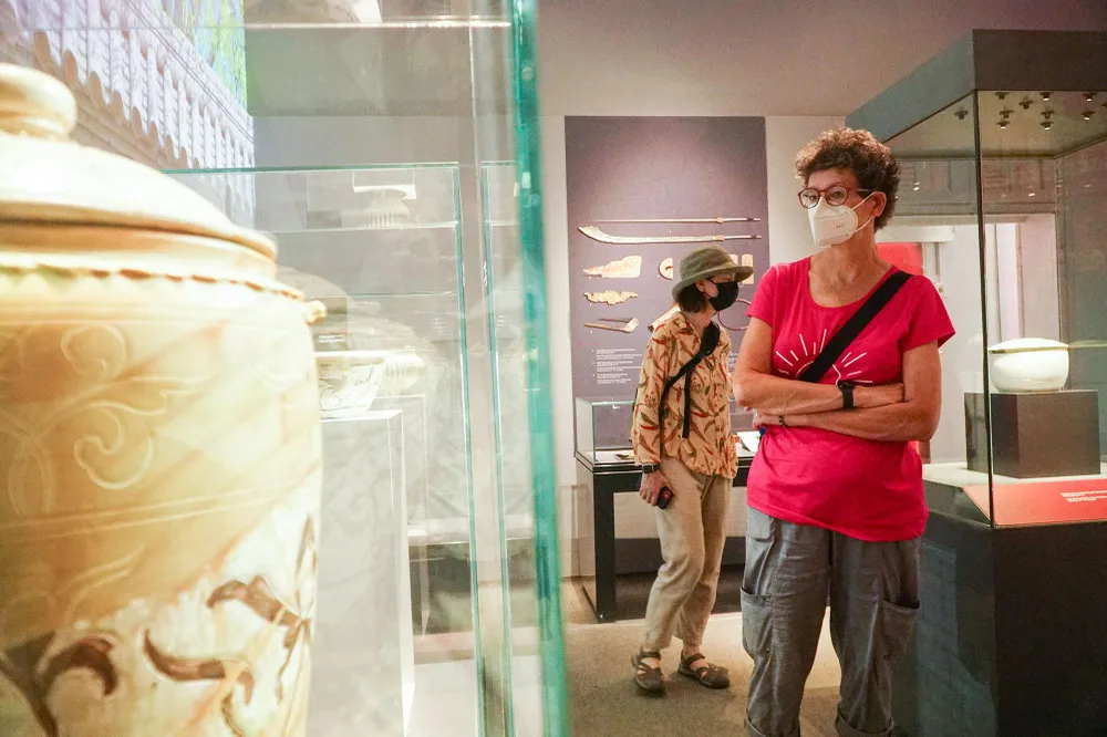 Không chỉ du khách trong nước, mà nhiều người nước ngoài cũng khá tò mò tìm hiểu các báu vật một cách chăm chú.