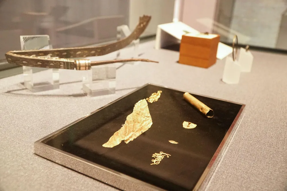 Không chỉ có đồ gốm, một số loại hình di vật kim loại quý như đồ trang sức, mảnh vàng trang trí trên đồ dùng, vật dụng, thanh gươm cẩn tam khí biểu trưng quyền lực của triều đình hay lệnh bài của triều đình về việc cung nữ xuất cung… cũng được giới thiệu, trung bày tại đây.