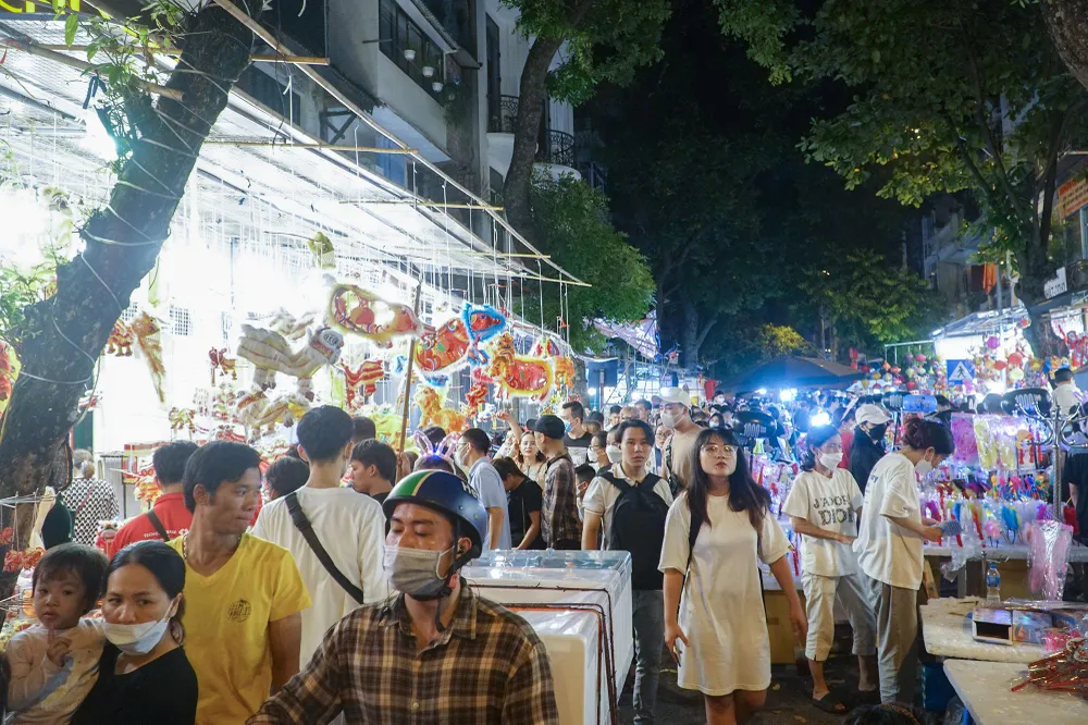 Phố Hàng Mã, quận Hoàn Kiếm, Hà Nội ngày từ chập tối, rất đông người dân tới đây, cùng vui Tết Trung thu.