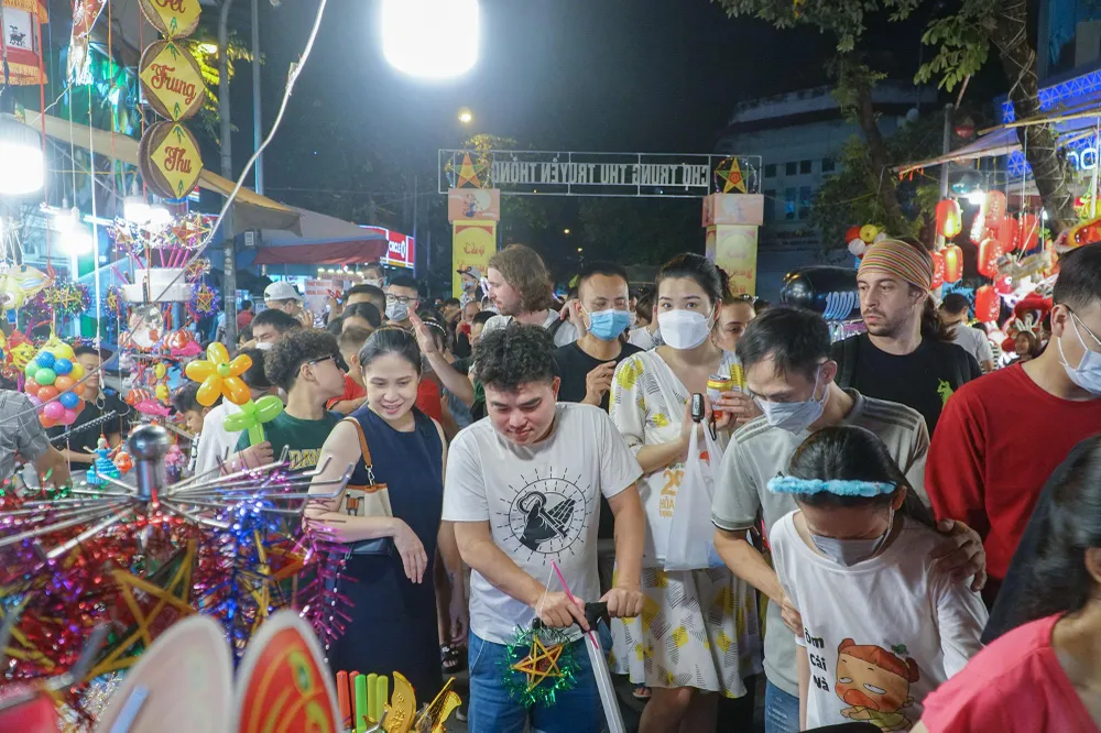 Dòng người trên phố Hàng Mã mỗi lúc một đông đúc, tấp nập.