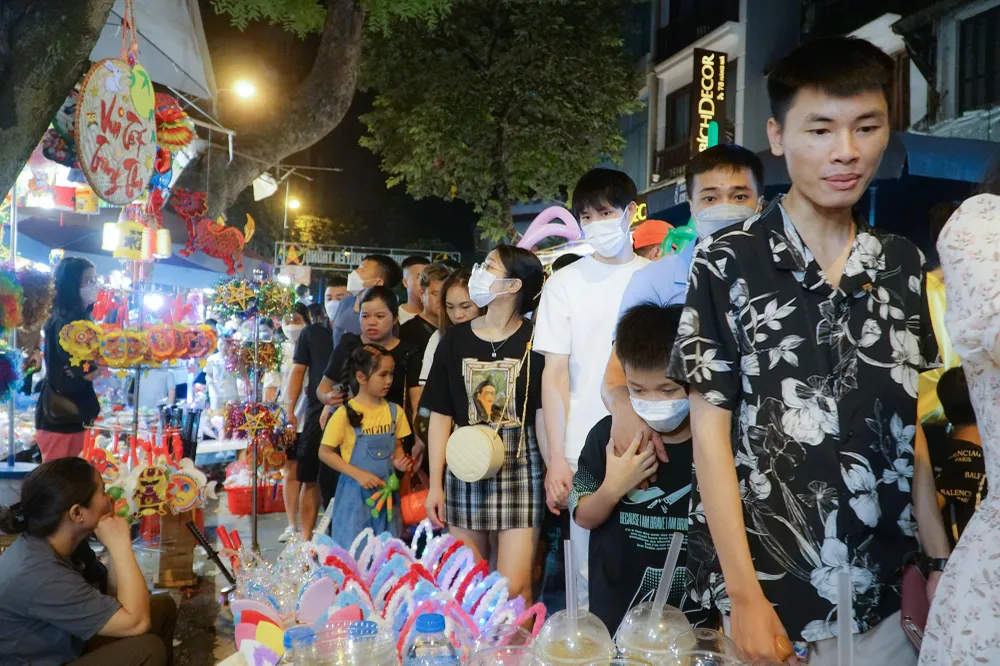 Tết Trung thu là một phong tục rất có ý nghĩa của người dân Việt Nam và cả nước láng giềng Trung Quốc. Đó là dịp của đoàn tụ, sum vầy gia đình, là lúc để cha mẹ bày tỏ sự quan tâm chăm sóc con cái.