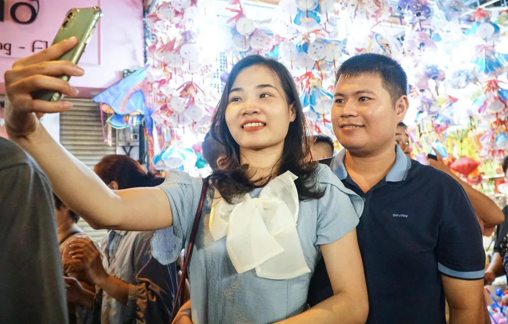 Trong đó, có những cặp đôi mắt sáng ngời hạnh phúc...