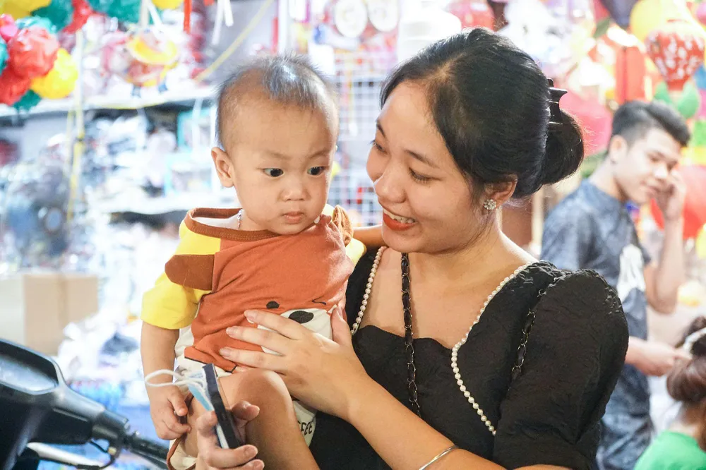 Những ánh mắt long lanh và trong trẻo háo hức nhìn ngắm không chớp các món đồ chơi đẹp mắt giăng kín phố.