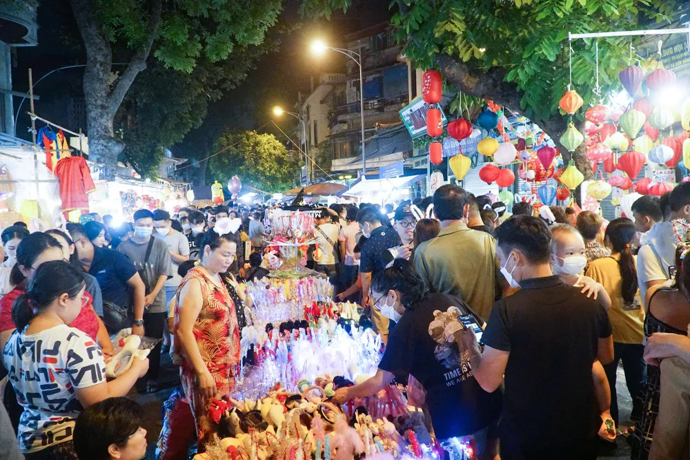 Tết Trung thu cũng là lúc trẻ bắt đầu cắp sách tới trường. Vì vậy, nhiều phụ huynh tìm đến các món đồ chơi dân gian này với mong muốn con em mình học hành giỏi giang, sau này lớn lên sẽ thành đạt, làm những việc có ích cho xã hội.