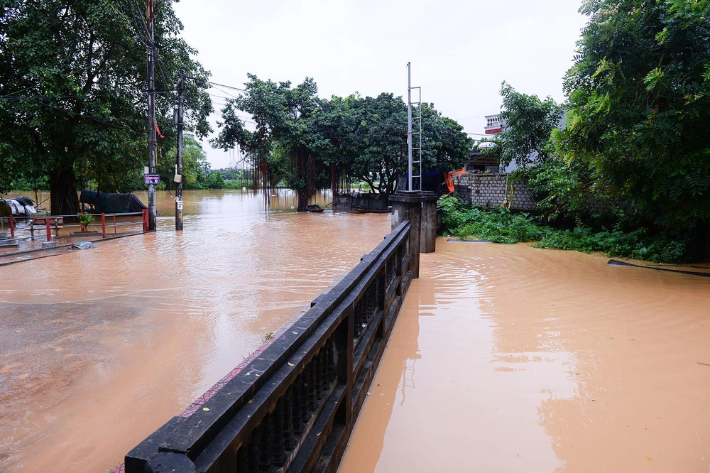 Càng về cuối thôn Bùi Xá, mức càng ngập sâu