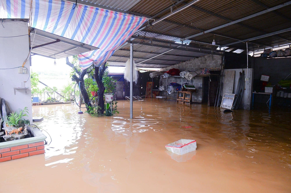 Theo ông Hà, đặc thù địa hình Bùi Xá giáp sông Bùi, cứ mưa lớn ở khu vực Hoà Bình thì nước ở hàng trăm con suối lớn, nhỏ lại đổ ra sông Bùi. Hệ thống đê tả sông Bùi được đầu tư sau trận lụt năm 2017- 2018, bao quanh thôn Bùi Xá cũng đã kè đá hộc rất kiên cố chống sạt lở.