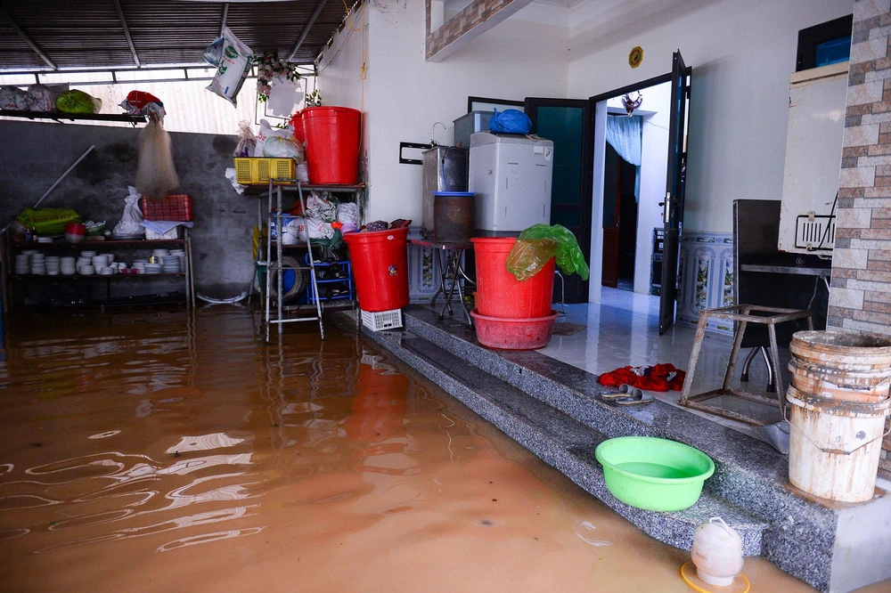 Ông Nguyễn Mạnh Hà, Chủ tịch UBND thị trấn Xuân Mai cho biết: "Do lũ rừng ngang từ Hòa Bình đổ về, nước sông Bùi dâng cao, tràn lên đường ở khu vực thôn Bùi Xá gây ngập lụt”