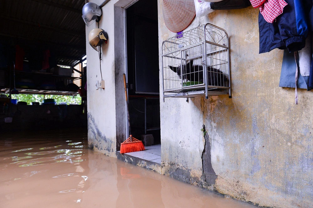 Trước đó, trong đêm ngày 8-9, người dân và các lực lượng chức năng đã dùng bao tải cát ngăn nước từ sông Bùi tràn vào làng, đồng thời hỗ trợ người dân kê cao đồ đạc để tránh bị nước lũ làm ngập gây hư hại.