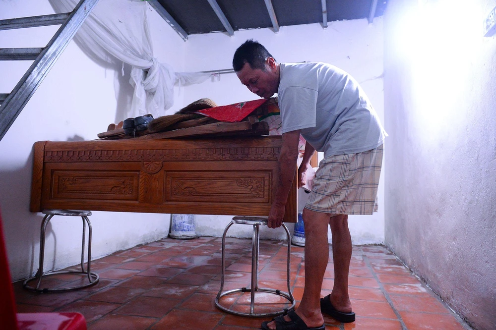 Ông Đăng - người dân thôn Bùi Xá, đang kê chiếc giường lên cao để phòng nước dâng lên cao hơn. Ông Đăng nói: “Năm nay nước lên chậm, tôi ngủ trưa một lúc, mở mắt nước đã ngập quá giường. Hồi đó, bộ đội phải vào dọn giúp đồ, cả nhà chuyển vào nhà con trai để ở".