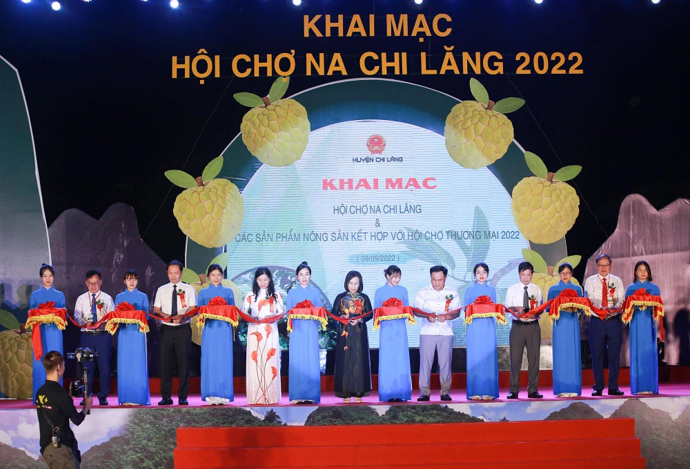 Tối 9-9, UBND huyện Chi Lăng, tỉnh Lạng Sơn đã tổ chức khai mạc Hội chợ Na Chi Lăng và các sản phẩm nông sản kết hợp với hội chợ thương mại năm 2022.