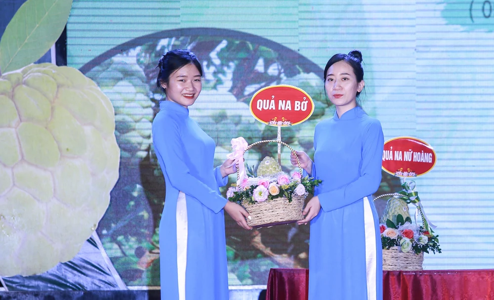 Nhân dịp này, 3 quả na đạt chất lượng tốt nhất đã được đấu giá thành công trực tiếp tại hội chợ với tổng trị giá 159 triệu đồng, cụ thể: 1 quả na Nữ Hoàng với giá 20 triệu đồng; 1 quả na bở với giá 50 triệu đồng; 1 quả na dai trị giá 89 triệu đồng.