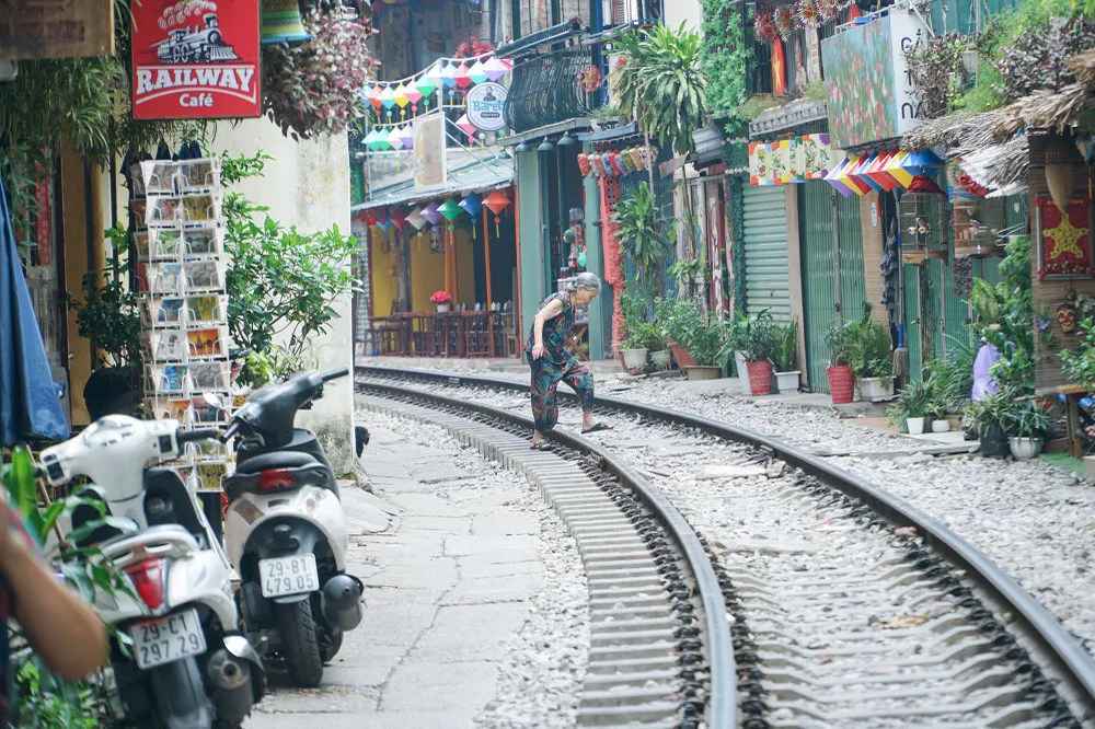 Hiện giờ chỉ có những người dân sinh sống ven đường tàu mới đường đi vào đây.