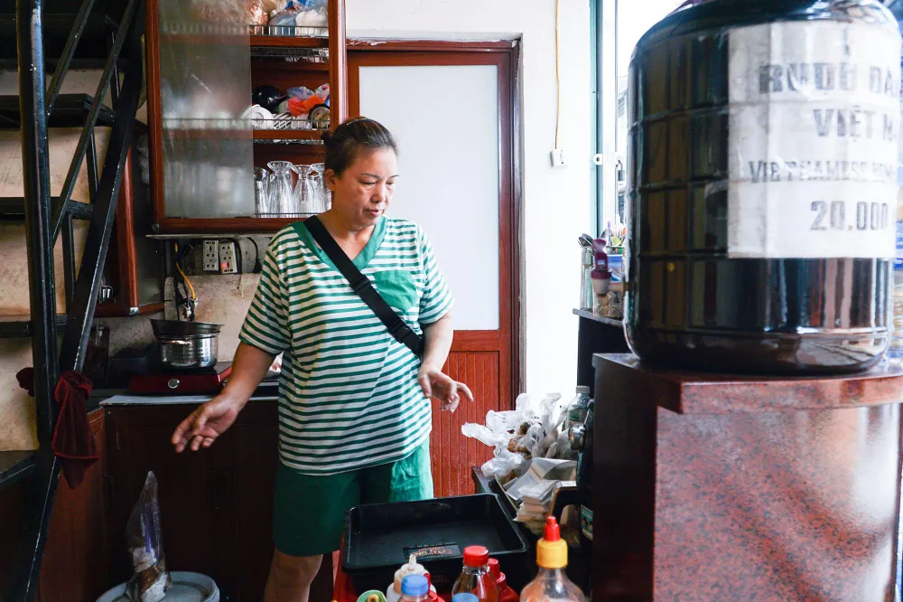 &quot;Theo tôi nên để cho mọi người kinh doanh vào khung giờ không có tàu chạy. Hai năm dịch bệnh chúng tôi đã quá vất vả rồi, giờ lại phải đóng cửa thì không biết lấy gì để sinh sống&quot; - Chủ quán này nói.