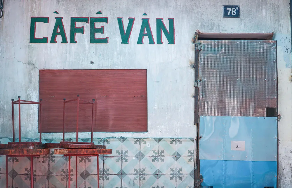 Bàn ghế tại một quán cà phê được xếp gọn gàng, cửa đóng kín mít.