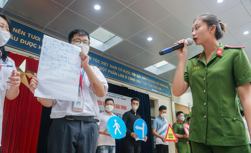 Học sinh hào hứng trong buổi tuyên truyền về an toàn giao thông ảnh 7