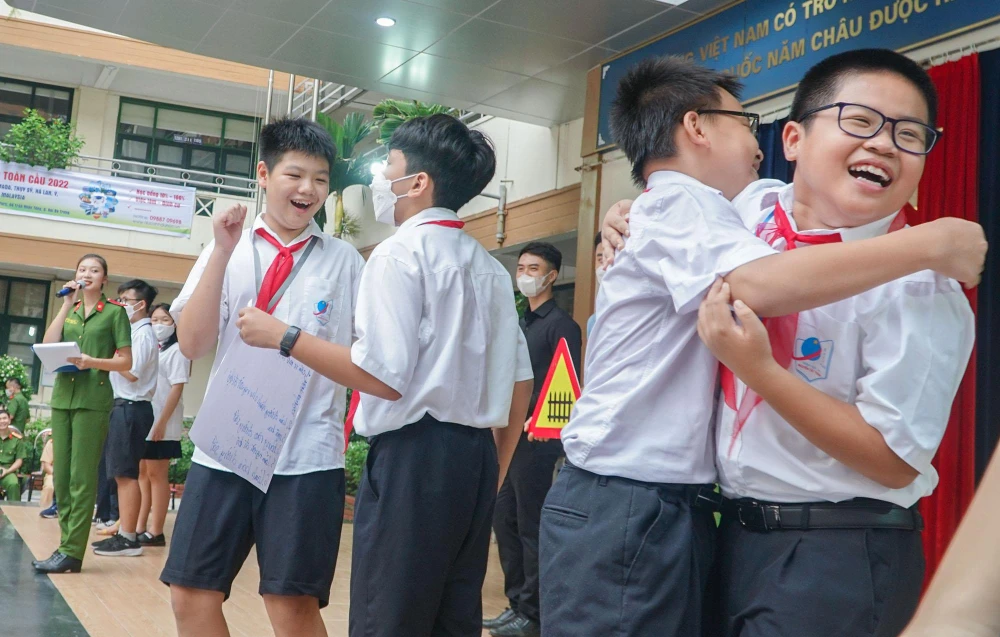 Học sinh hào hứng trong buổi tuyên truyền về an toàn giao thông ảnh 8