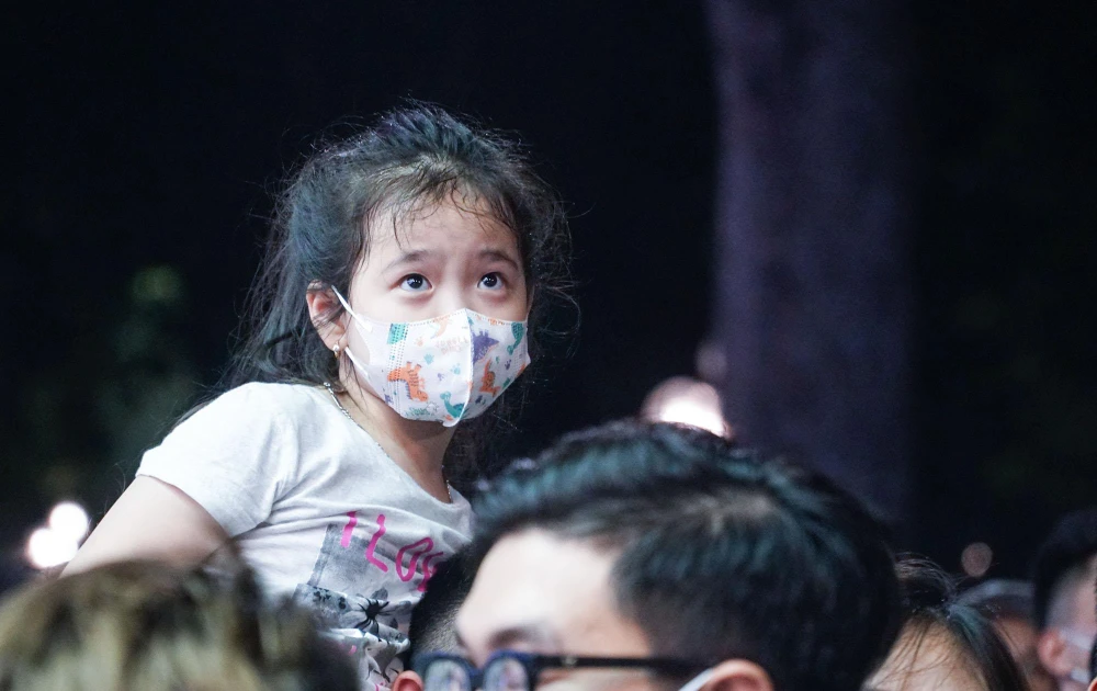 Lượng khán giả tập trung mỗi lúc một đông, nhiều trẻ nhỏ được phụ huynh vác lên vai để đảm bảo an toàn, tránh xô đẩy.