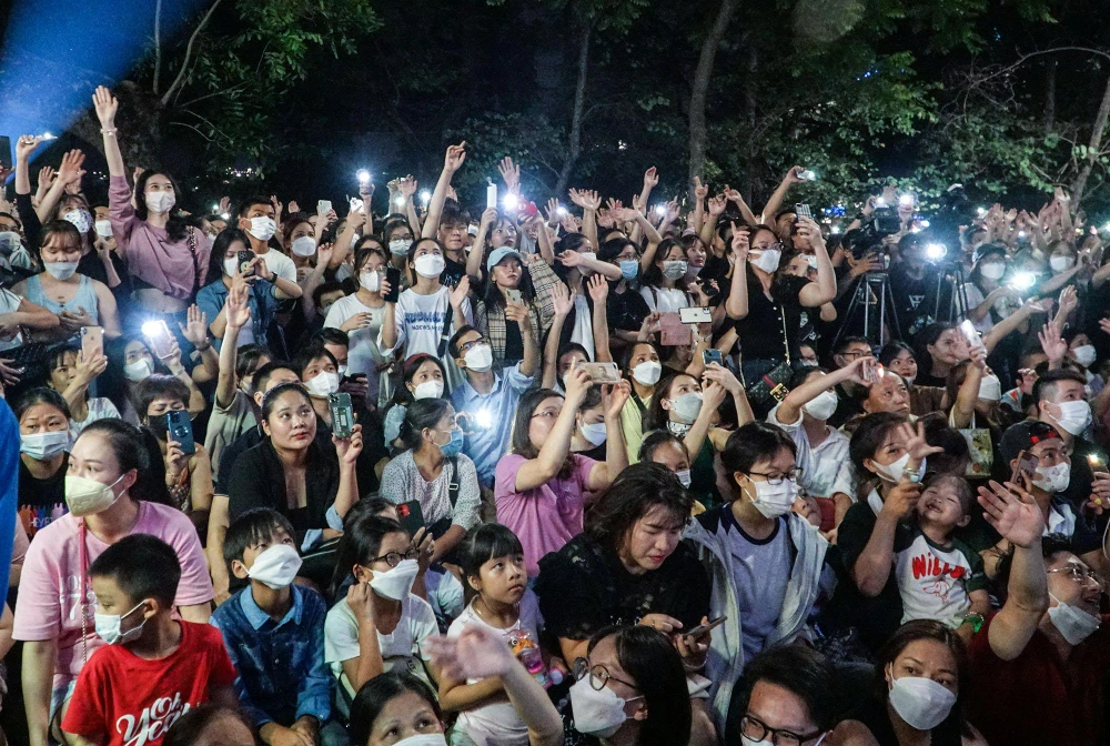 Tuấn Hưng bật khóc trong đêm nhạc 'Cảm ơn' tại góc ban công ảnh 1