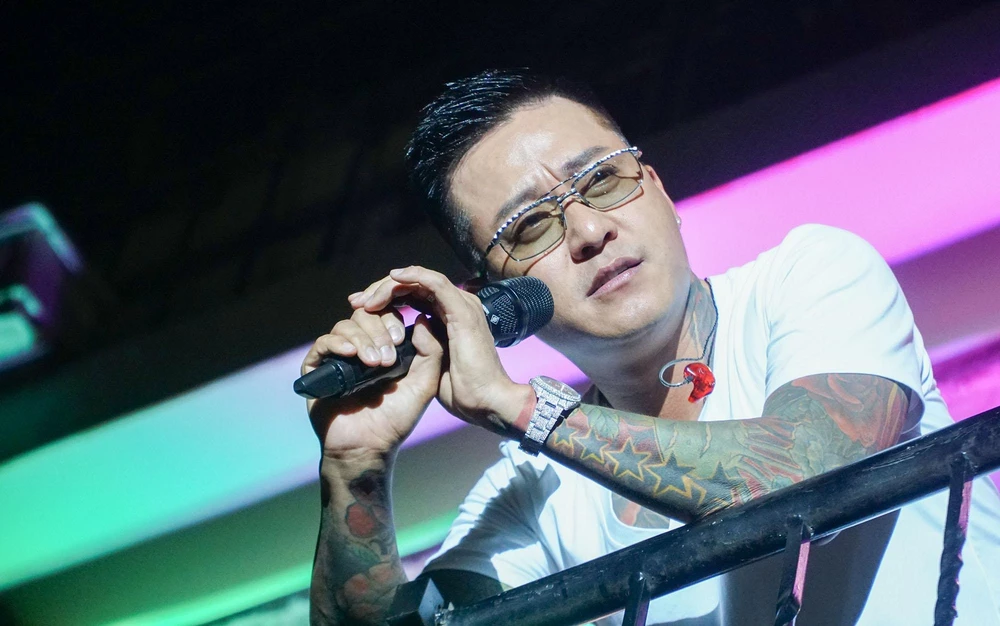 UBND quận Hoàn Kiếm đã ban hành quyết định xử phạt hành vi vi phạm của ca sĩ Tuấn Hưng với mức phạt 12.500.000 đồng. Ca sĩ Tuấn Hưng đã chấp hành việc xử phạt vi phạm hành chính theo quy định.