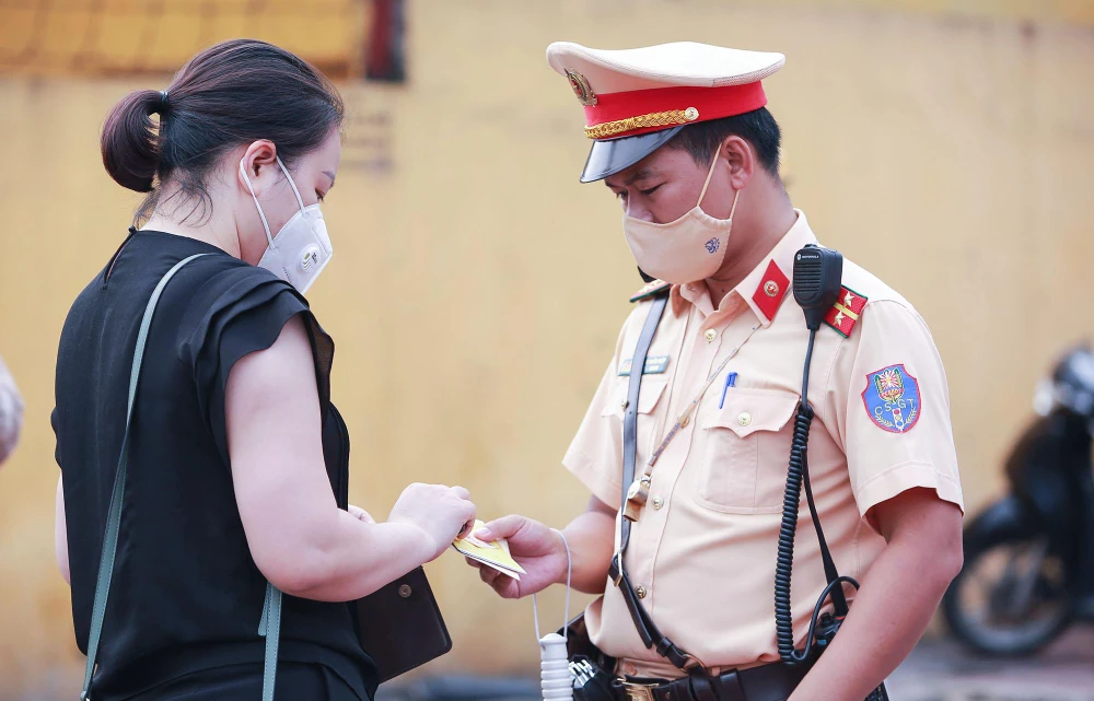 Nhiều lái xe điều khiển ô tô đi vào làn khẩn cấp, khi tới lối xuống Vành đai 3 trên cao, đoạn gần ngã 4 Phạm Hùng - Cầu Giấy, đã được yêu cầu đi chậm lại và tấp vào lề đường. Hầu hết các lái xe đều nhận ra lỗi sai của mình và nghiêm chỉnh chấp hành. Không chỉ xử phạt lái xe ô tô, CSGT còn xử lý người điều khiển xe ba gác, xe gắn máy đi vào đường trên cao.