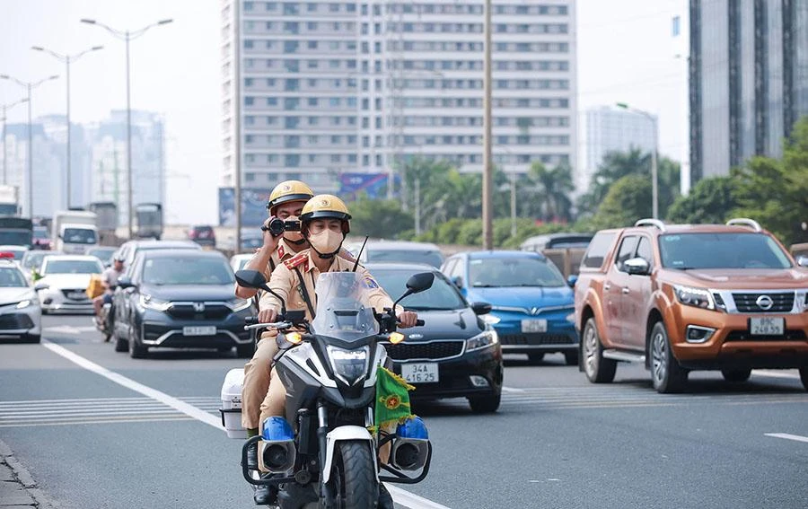 Ngày 26-9, CGST đã sử dụng xe chuyên dụng đi trên đường Vanh đai 3 ghi hình các phương tiện vào làn khẩn cấp, qua đó làm căn cứ xử phạt.