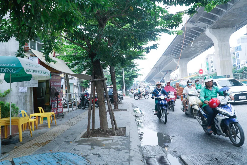 3 mặt hướng ra đường lớn vẫn còn diện tích vỉa hè, phía mặt ngõ phần vỉa hè dính vào góc nhà liền với đường đi.