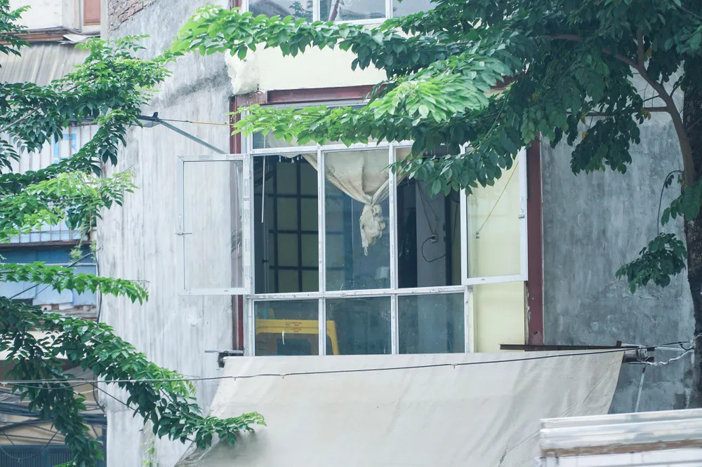 Theo quan sát, căn nhà nhà đã xây dựng từ lâu. Nhiều người dân tại đây cho rằng, nếu ngôi nhà này được sửa chữa, cải tạo thành quán cà phê chắc chắn sẽ thu hút khách vì có vị trí đẹp nằm trên trục đường vành đai 2.