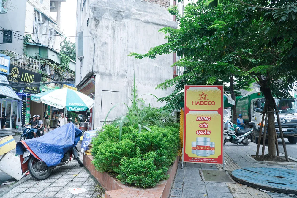 Theo quan sát, 3 mặt hướng ra đường lớn vẫn còn diện tích vỉa hè, phía mặt ngõ phần vỉa hè dính vào góc nhà liền với đường đi.