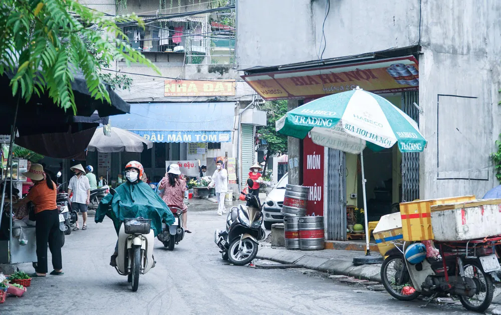 Tầng một của căn nhà hiện tại dùng để kinh doanh quán nhậu và bán gạo.