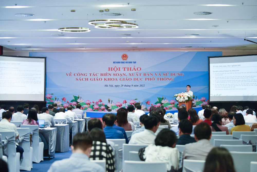 Toàn cảnh buổi hội thảo đánh giá biên soạn sách giáo khoa phổ thông. Ảnh PHI HÙNG